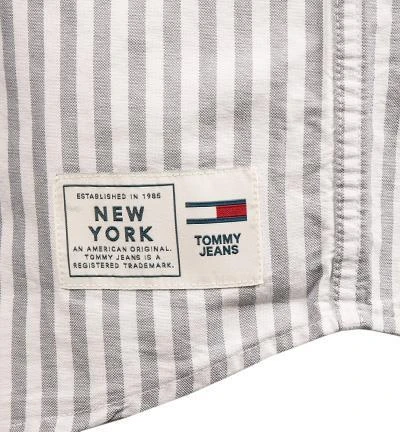 TOMMY JEANS Hemd DM0DM10160/POB Kurzarmhemd, Bio Baumwolle, Blau-weiß gestreift, Blau-weiß 4 TOMMY JEANS Hemd DM0DM10160/POB Kurzarmhemd, Bio Baumwolle, Blau-weiß gestreift, Blau-weiß – Bild 4